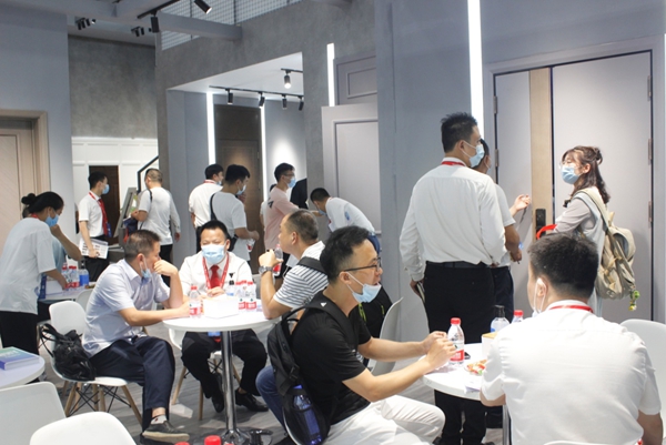 大自然木门携特斯拉惊艳亮相2020中国建博会（广州） 引爆加盟热潮