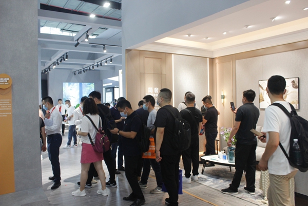大自然木门携特斯拉惊艳亮相2020中国建博会（广州） 引爆加盟热潮