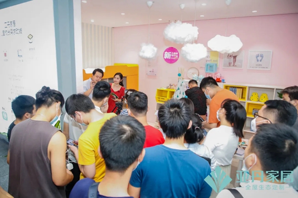 亚丹家居展馆带来诚意新品 建博会首日引爆人潮