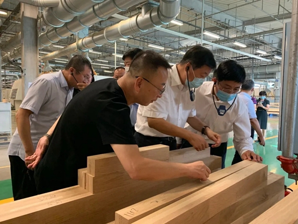 森鹰铝包木门窗欢迎省人大常委会副主任、省总工会主席宋希斌莅临指导调研 森鹰铝包木门窗欢迎省人大常委会副主任、省总工会主席宋希斌莅临指导调研