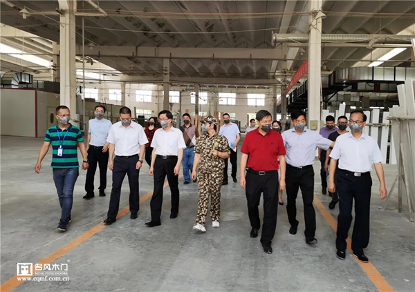 重庆市人大常委张定宇及相关领导莅临名风木门调研指导