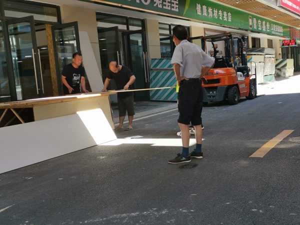 上市板材企业兔宝宝官方授权专卖店为假冒侵权品牌“雪宝盛世”代言！