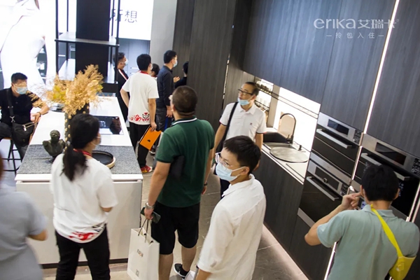 艾瑞卡全屋定制“门店+拎包入住” 新模式闪耀广州建博会