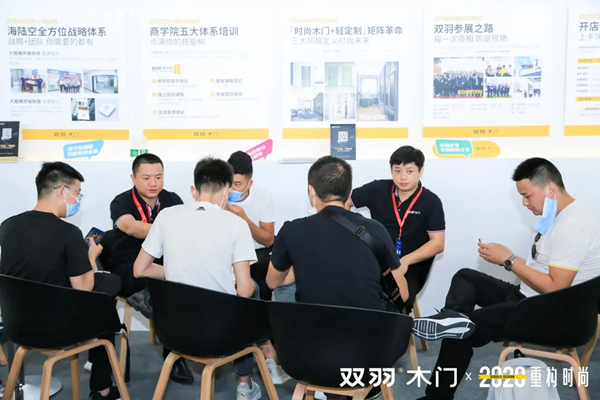 第二十二届中国建博会（广州）首日，双羽木门时尚登场再掀人潮