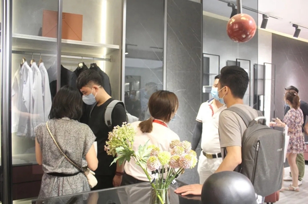 伊仕利家居展馆人潮涌动 “多彩”极简生活亮点十足
