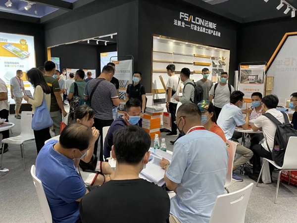 法狮龙时尚吊顶美学展馆获好评 洽谈客户络绎不绝