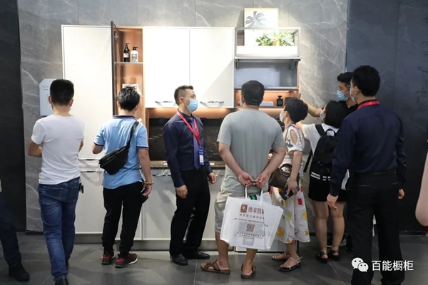 百能不锈钢家居潮流新品独具一格 引展馆观众围观