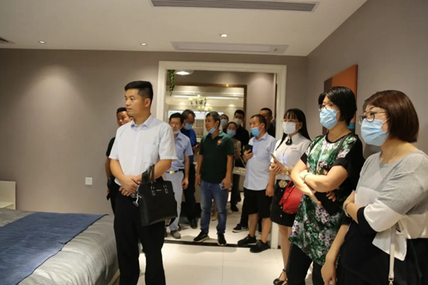 企业家走进亚丹家居参观指导 共谋发展