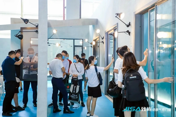 致尚门窗高调亮相广州建博会 成为门窗新潮流IP