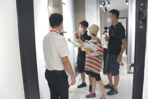 伊仕利家居展馆现场火爆 直播间互动火热 伊仕利家居展馆现场火爆 直播间互动火热