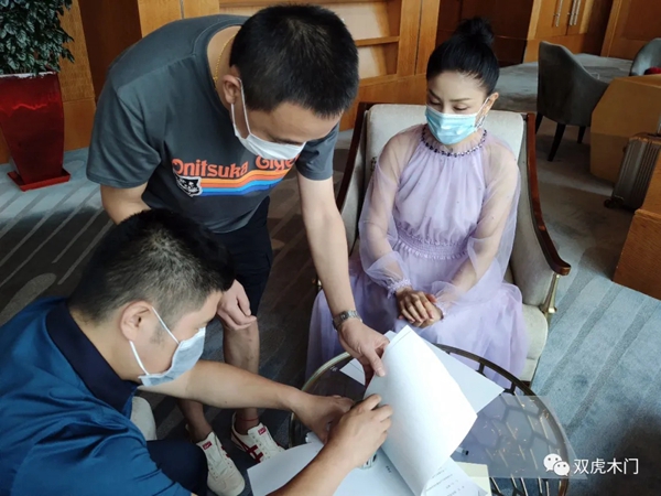双虎木门续签胡可为双虎代言