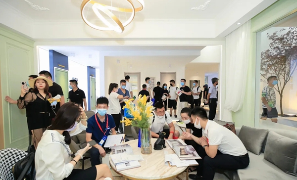 圣玛诺整木定制开展首日大放异彩 成为展会打卡圣地