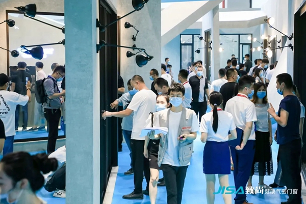 致尚门窗高调亮相广州建博会 成为门窗新潮流IP