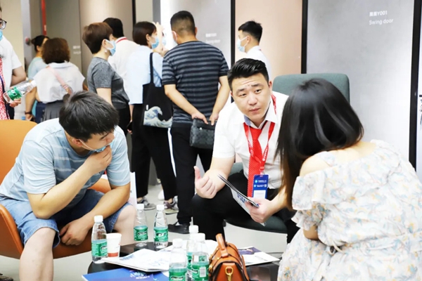 新标门窗极简系列惊艳全场 引领行业新标杆