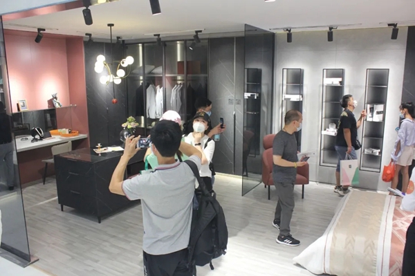 伊仕利家居展馆人潮涌动 “多彩”极简生活亮点十足