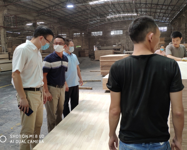 天湘板业参与橡胶木二次贴面加工技术实现与发展趋势交流会议