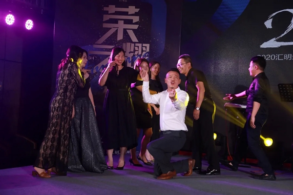 汇明A+墙布与你直击荣耀之夜 你的朋友圈刷爆了吗? 汇明A+墙布与你直击荣耀之夜 你的朋友圈刷爆了吗?