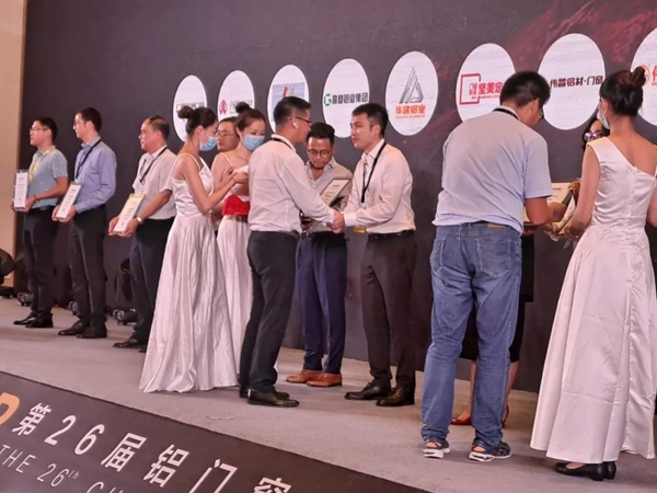 伟昌铝材门窗实力斩获2020中国门窗幕墙创新新品奖