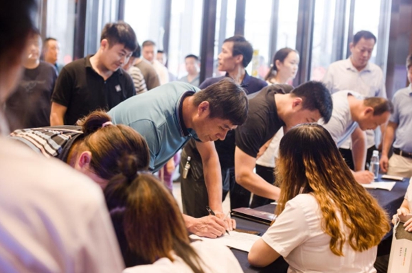 庄致家居＆旺盛木业2020年逆势而上 旺盛飞扬新品发布会火热开启