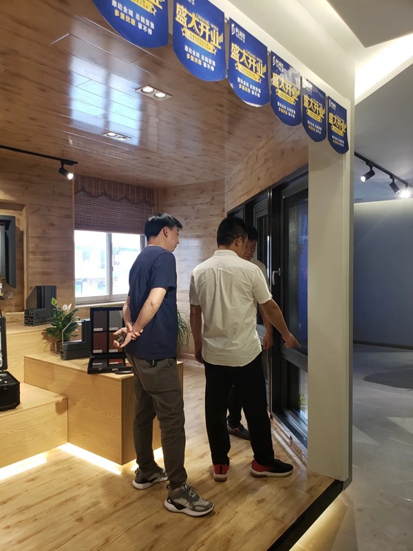 成图百灵鸟扬州旗舰店盛大开业