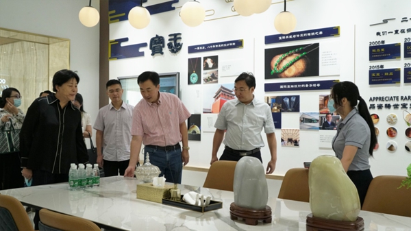 高度认可丨景德镇市政府领导视察欧神诺三水工厂总部