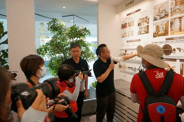 玛格全屋定制欢迎三水区摄影家协会一行莅临参观采风 玛格全屋定制欢迎三水区摄影家协会一行莅临参观采风