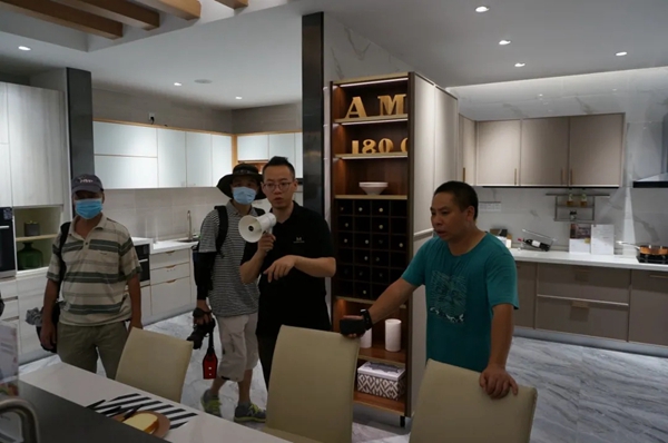 玛格全屋定制欢迎三水区摄影家协会一行莅临参观采风 玛格全屋定制欢迎三水区摄影家协会一行莅临参观采风