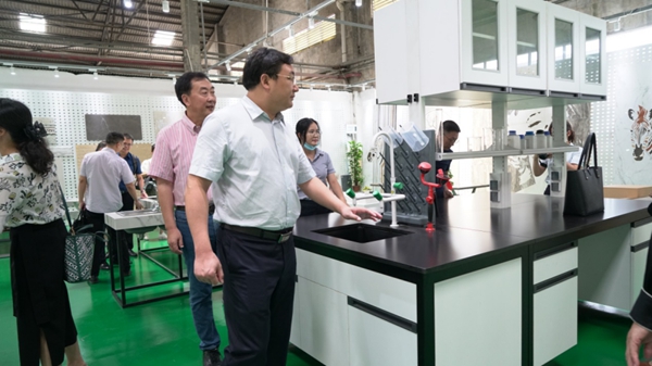 高度认可丨景德镇市政府领导视察欧神诺三水工厂总部