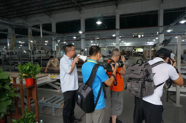 玛格全屋定制欢迎三水区摄影家协会一行莅临参观采风 玛格全屋定制欢迎三水区摄影家协会一行莅临参观采风