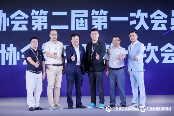 顶固全屋定制在2020中国定制家居行业峰会获两项大奖