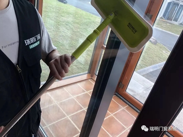 瑞明柚木窗：家里的窗这么做竟然能延长寿命？