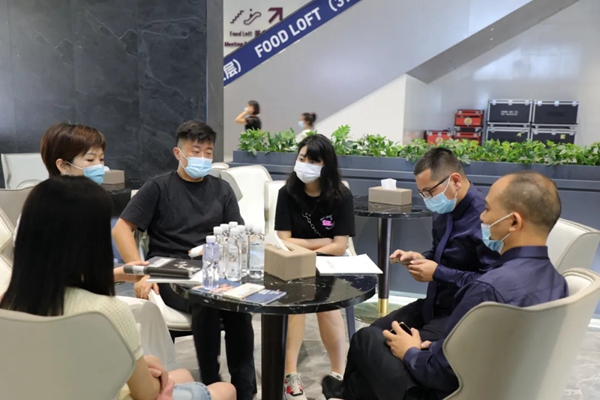 百能不锈钢家居当红不让 成功参加深圳国际家具展