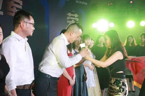 汇明A+墙布与你直击荣耀之夜 你的朋友圈刷爆了吗?