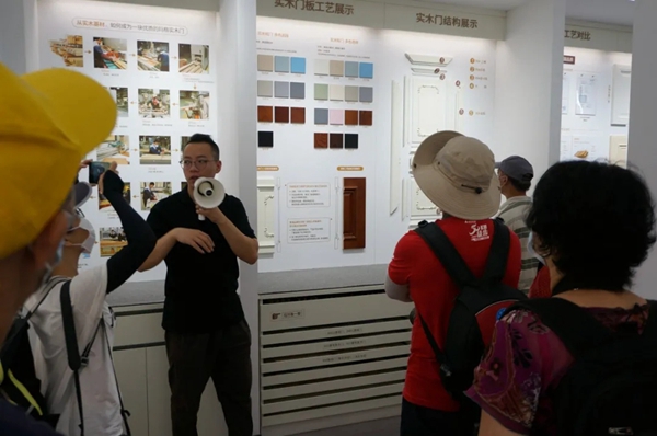 玛格全屋定制欢迎三水区摄影家协会一行莅临参观采风 玛格全屋定制欢迎三水区摄影家协会一行莅临参观采风