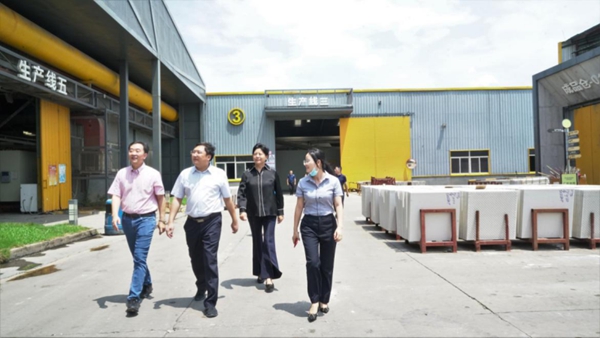 高度认可丨景德镇市政府领导视察欧神诺三水工厂总部