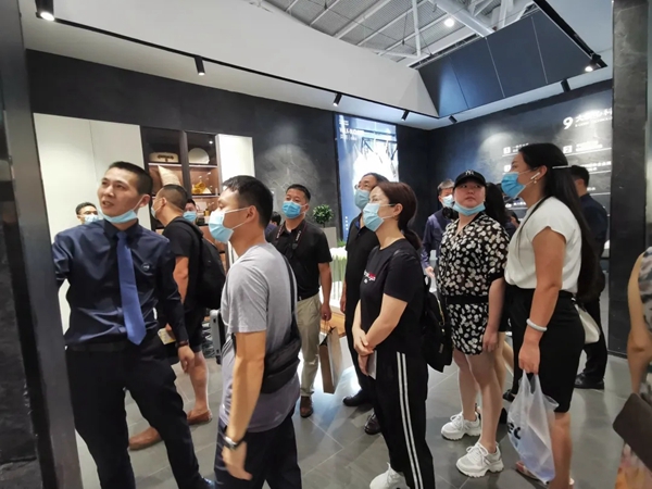 百能不锈钢家居当红不让 成功参加深圳国际家具展