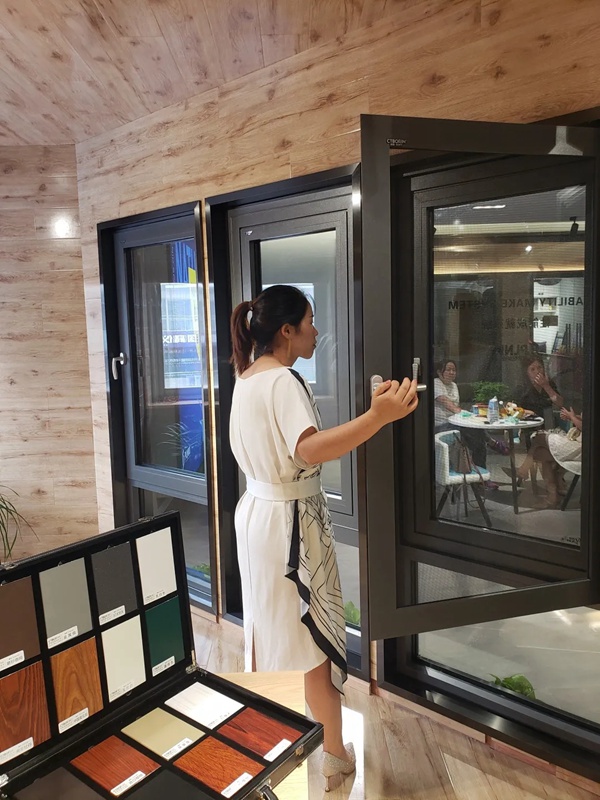 成图百灵鸟扬州旗舰店盛大开业