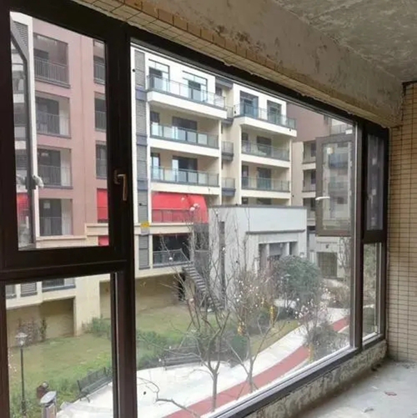 沃斯卡门窗：选择断桥铝门窗封阳台有什么优势？