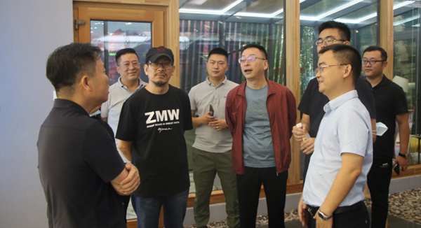 叶阳阳光房迎来森鹰董事长边书平、著名策划人张默闻一行莅临参观