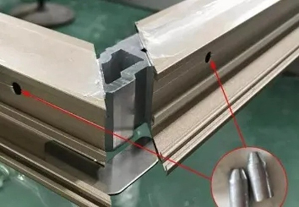 伊洛德门窗：平开窗的销钉注胶工艺