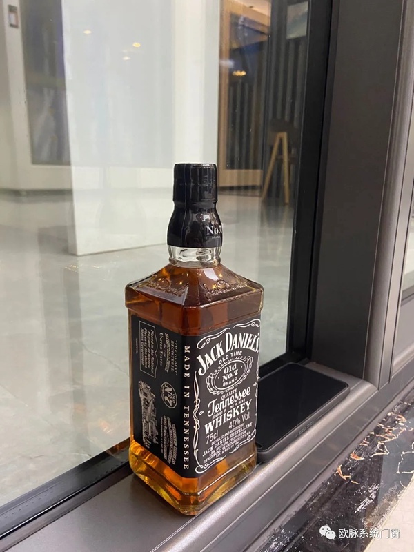 欧脉系统门窗110系列平开窗强势登陆全国门店