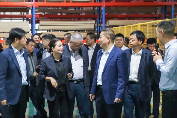 重庆市大足区委、区政府、区人大常委会、区政协领导一行莅临奢匠全屋定制参观指导