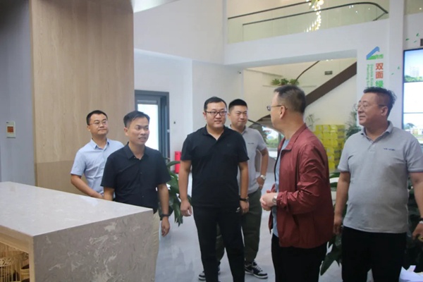 叶阳阳光房迎来森鹰董事长边书平、著名策划人张默闻一行莅临参观