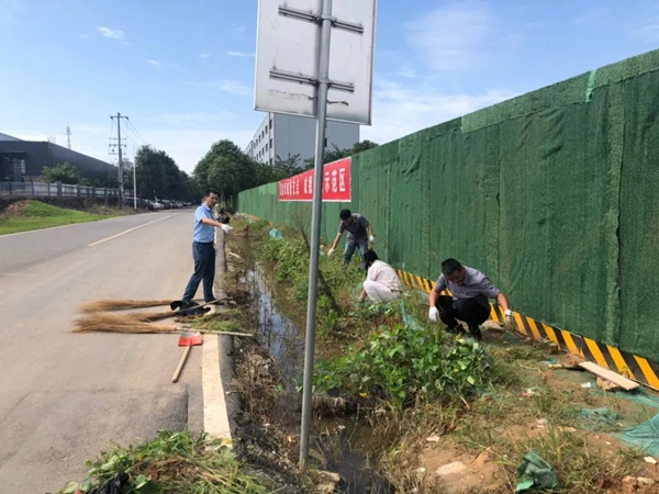 亚度大家居党支部、团支部联合组织开展“义务锄草，营造优美环境”主题党团日活动