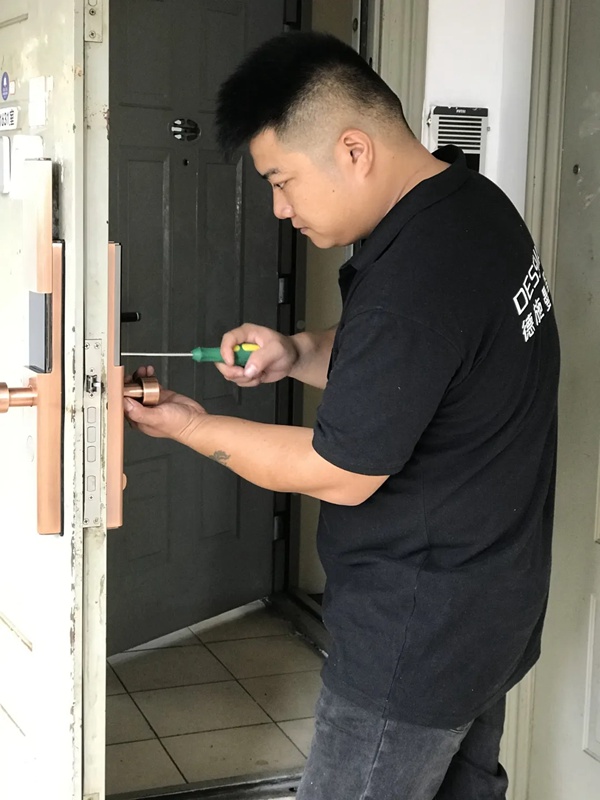 德施曼智能锁服务明星余冲：85后小伙用心服务赢得信赖与好评