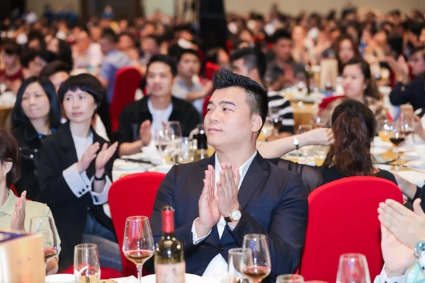 柏克利家居千人招商峰会创佳绩