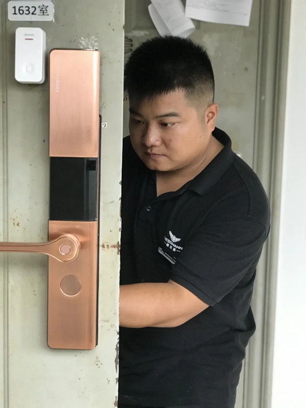 德施曼智能锁服务明星余冲：85后小伙用心服务赢得信赖与好评