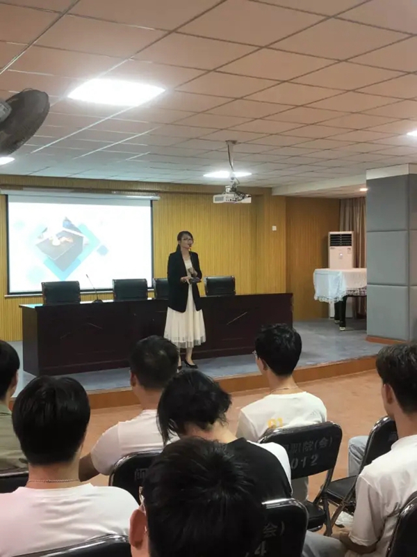 万林宅配家具深化校企合作