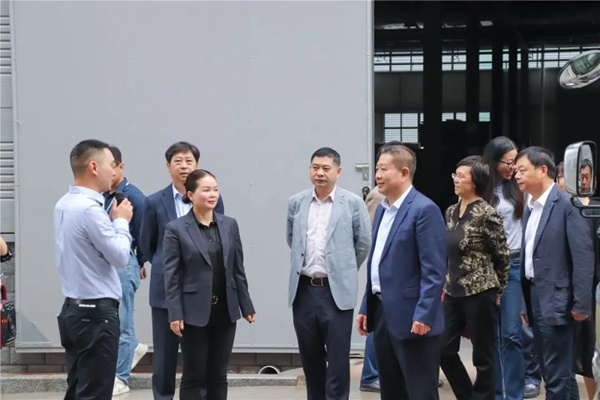 重庆市大足区委、区政府、区人大常委会、区政协领导一行莅临奢匠全屋定制参观指导
