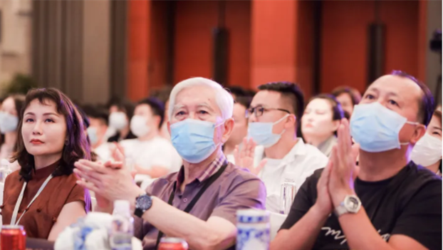 巨匠与杰作年度盛典开启，怡发门窗首日相约单霁翔与柳冠中